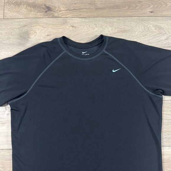 Nike Dri-Fit UV Protection Men’s Black Swim Shirt Short Sleeve - Picture 3 of 9